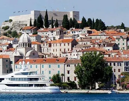 Tony - 2bdr Beachfront *