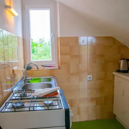 Tony - 2bdr Beachfront