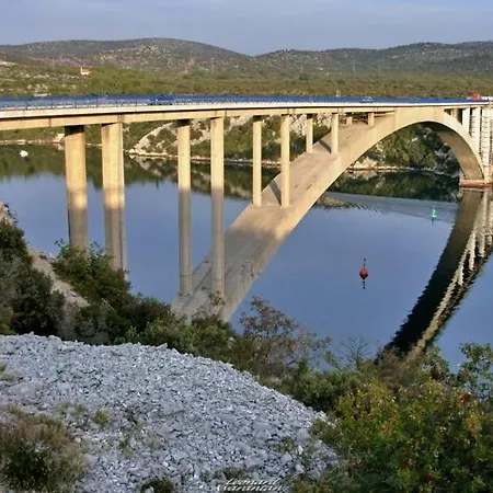 Apartament Tony - 2bdr Beachfront Jadrija