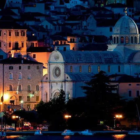 Tony - 2bdr Beachfront Apartament *