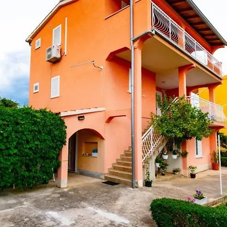 Tony - 2bdr Beachfront *