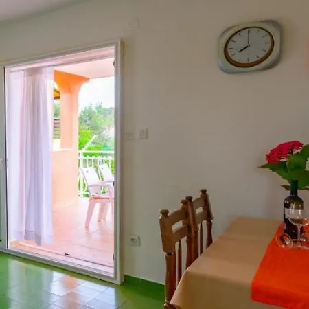 Tony - 2bdr Beachfront Apartament