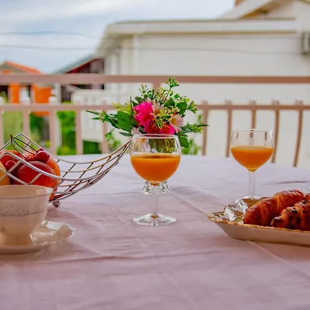 Tony - 2bdr Beachfront *