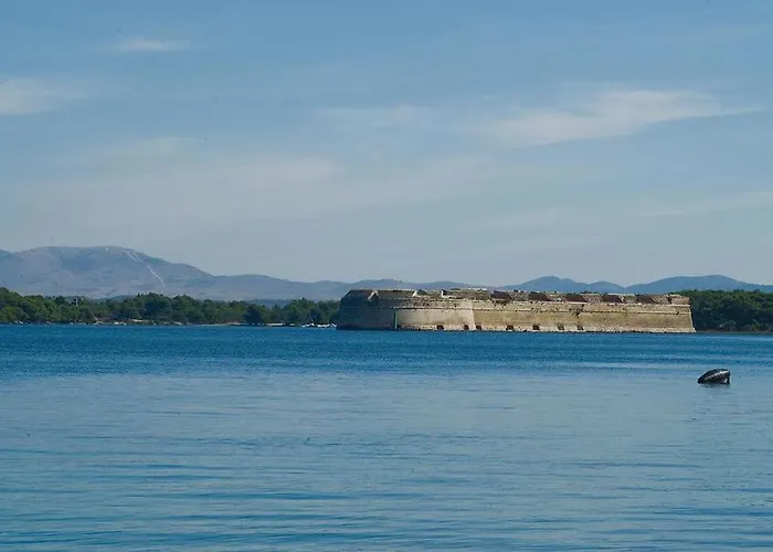 Tony - 2bdr Beachfront Appartement Jadrija