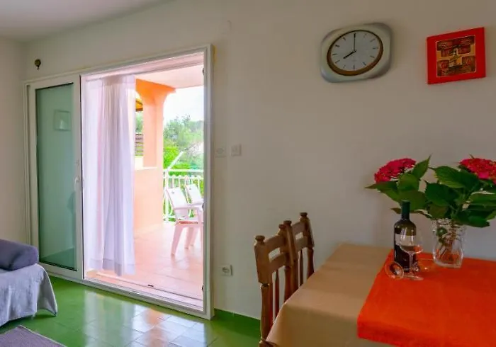 Tony - 2bdr Beachfront Apartament